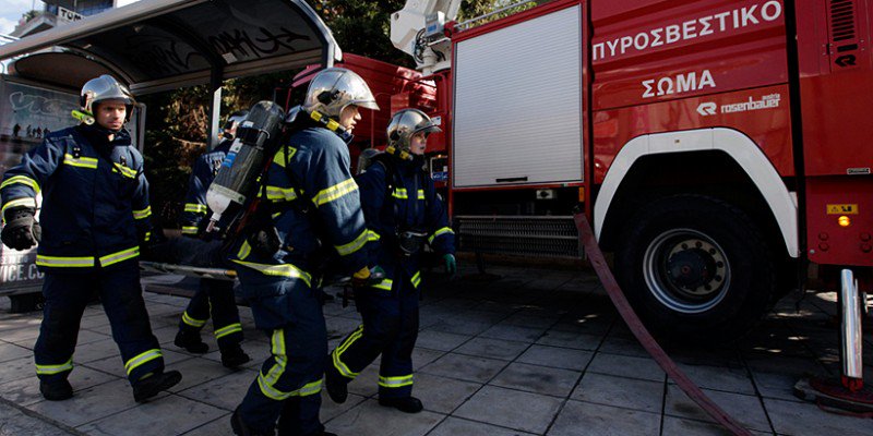 ΤΩΡΑ: Υπό έλεγχο η φωτιά στα Συχαινά στην οδό Κορυδαλλέως