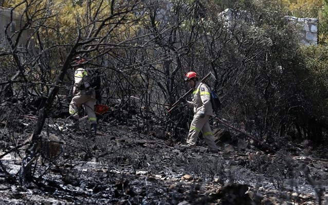 Σε ύφεση η φωτιά στο Κορωπί - Υπό έλεγχο η πυρκαγιά στα Καμένα Βούρλα