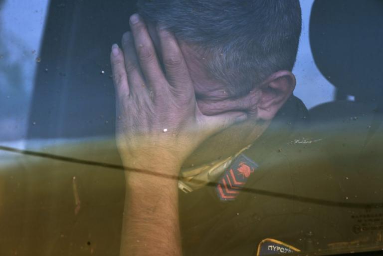 Η εικόνα του Πυροσβέστη που συγκλονίζει - ΦΩΤΟ