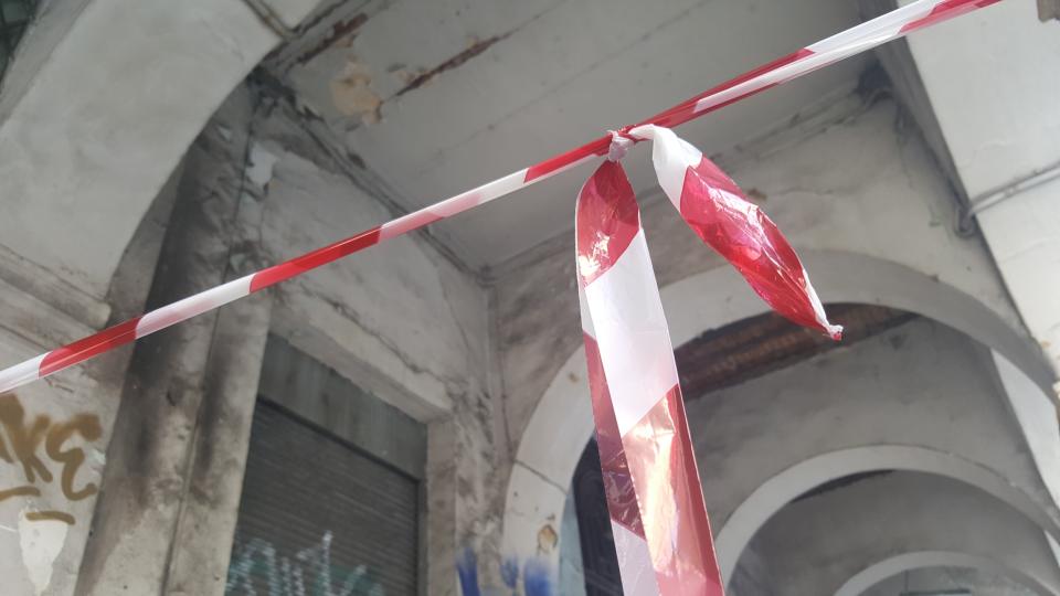 Πάτρα: Έπεσαν σοβάδες από παλιό κτίριο στην οδό Γερμανού - Από θαύμα δε θρηνήσαμε πάλι θύματα!