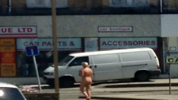 Κύπρος: 18χρονος κυκλοφορούσε «σκνίπα» και ολόγυμνος στο κέντρο της πόλης!