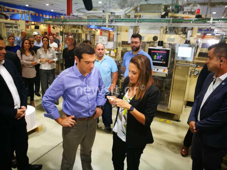 Στο εργοστάσιο του «Παπαστράτου» ο Αλέξης Τσίπρας – Τι τον εντυπωσίασε