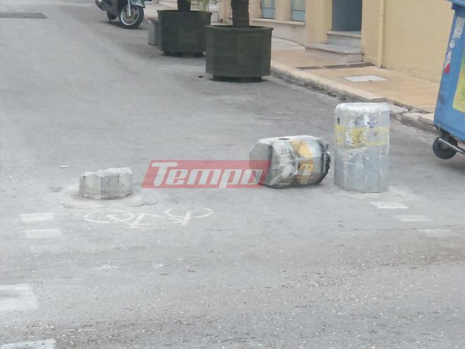 Πάτρα: Απλοί βάνδαλοι... ή "βολεψάκηδες" για να περάσουν τα αυτοκίνητά τους; - Καταστρέφουν τα τσιμεντένια κολωνάκια στους πεζόδρομους - ΔΕΙΤΕ ΦΩΤΟΓΡΑΦΙΕΣ