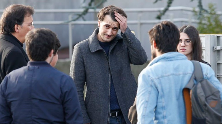 Ο δημοσιογράφος Λου Μπιρό δηλώνει «μεγάλη ανακούφιση που επέστρεψε»