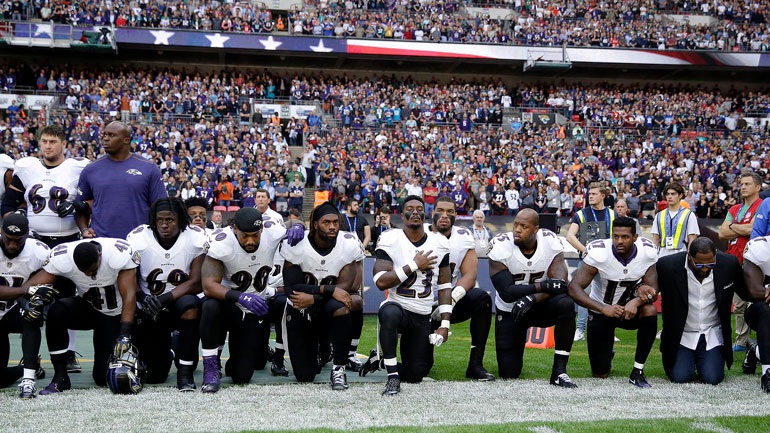 Παίκτες του αμερικανικού ποδοσφαίρου αψηφούν τον Τραμπ