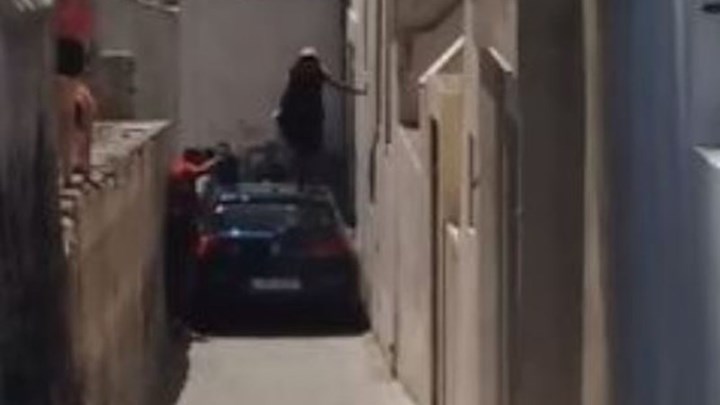 Σαντορίνη: Αυτοκίνητο σφήνωσε σε στενό - οι τουρίστες σκαρφάλωσαν πάνω του για να περάσουν - ΒΙΝΤΕΟ