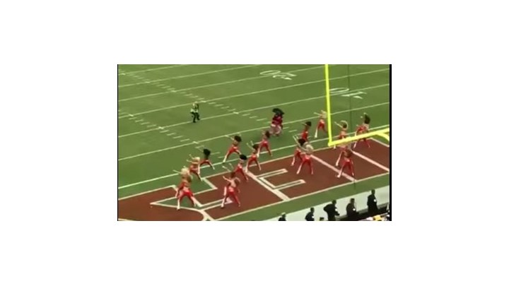 Επική γκάφα: Καμεραμάν έκανε τάκλιν σε... μαζορέτα - ΒΙΝΤΕΟ