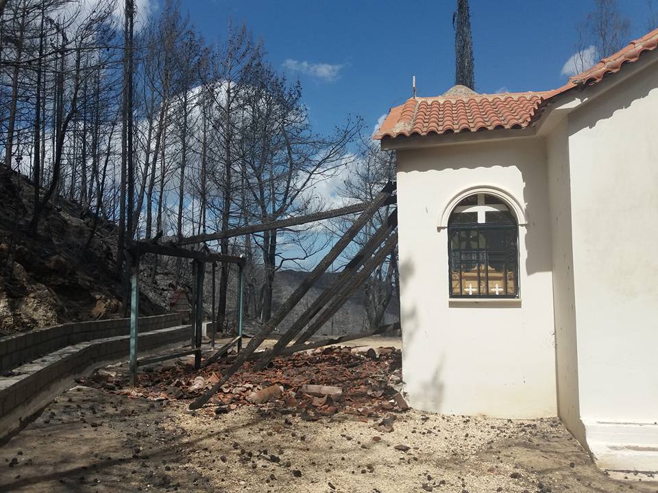 Αχαΐα: Έτρεξαν οι νέοι του χωριού μέσα στους καπνούς να σώσουν την Εικόνα του Αγίου Ιωάννη! Συγκλονιστικές ιστορίες μέσα στις φλόγες που έζωσαν τη δυτική Αχαΐα - ΦΩΤΟ