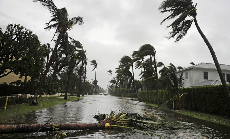 Υποβαθμίστηκε αλλά παραμένει επικίνδυνη η Ίρμα - Τρεις νεκροί στην Φλόριντα