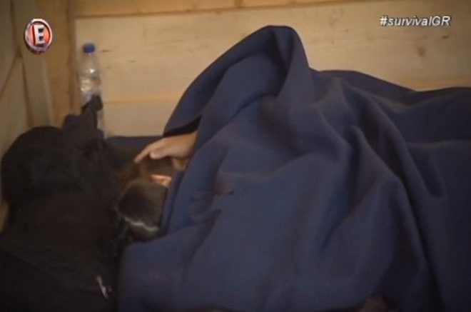 Survival Secret: Τους «τσάκωσαν» αγκαλιά κάτω από την κουβέρτα να…ΒΙΝΤΕΟ