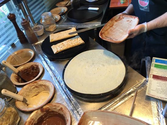 "Θα τους σούβλιζα" λέει ο αδελφός του καταστηματάρχη που έριξε χυλό κρέπας σε εφοριακούς !