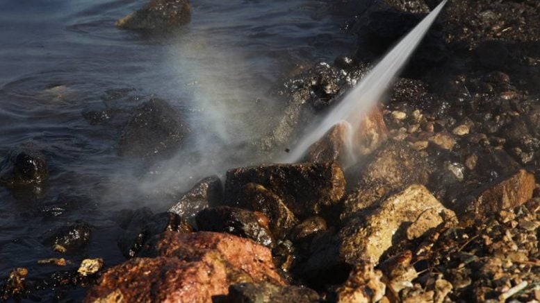 Καθηγητή τοξικολογίας: «Έγκυες και ευπαθείς ομάδες μην πλησιάζουν καν στις μολυσμένες παραλίες»