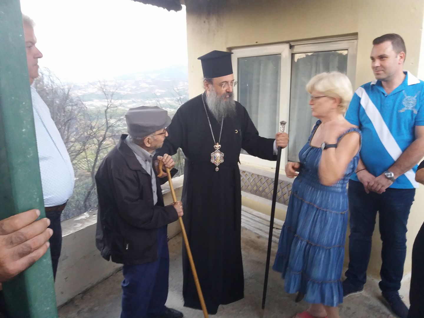 Αχαΐα: Στα 108 ο Χρήστος Βέρρας που έβλεπε τη φωτιά να πλησιάζει και δεν ήθελε να εγκαταλείψει το σπίτι του! Η συγκινητική συνάντηση με τον Μητροπολίτη - ΦΩΤΟ-ΒΙΝΤΕΟ