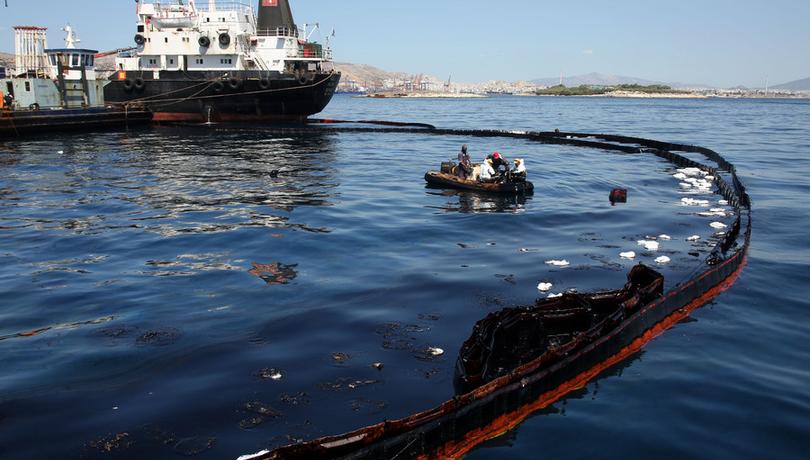 To αντιρρυπαντικό του Λιμεναρχείου Πατρών στο Σαρωνικό για την πετρελαιοκηλίδα