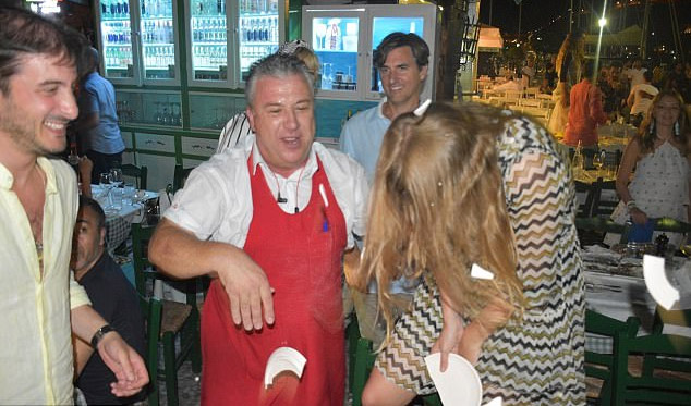 Η πριγκίπισσα Βεατρίκη σπάει πιάτα σε ελληνικό γλέντι στη Σύμη - ΦΩΤΟ