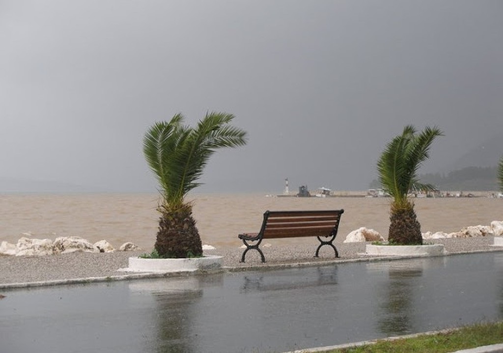 Πάτρα: Προσοχή σήμερα μην σας ...πάρει ο αέρας