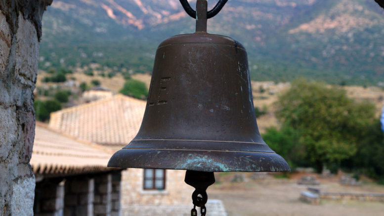 Μέχρι τις 21 Οκτωβρίου θα χτυπούν πένθιμα οι καμπάνες σε Αιγιάλεια και Καλάβρυτα για την αλλαγή φύλου