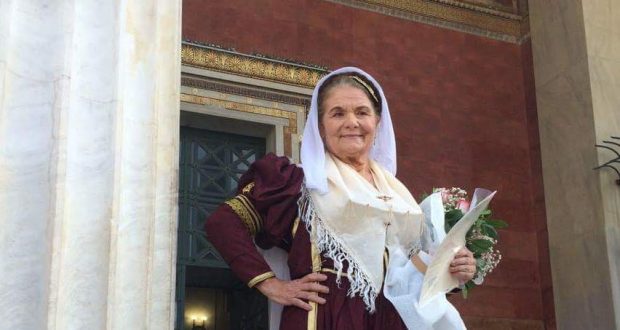 Η κυρία Αρετή πήρε πτυχίο ντυμένη... Λευκαδίτισσα!