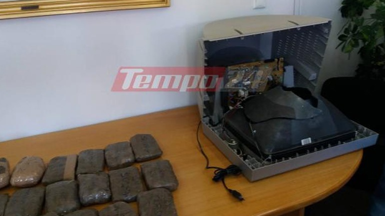 ΒΙΝΤΕΟ από τη στιγμή που άνδρες της Ασφάλειας Πατρών βρίσκουν 16 κιλά ηρωίνης σε ..τηλεόραση!