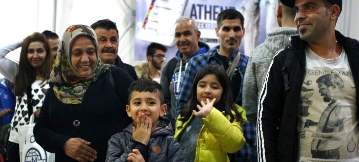 "Θα μας λείψεις Ελλάδα": Συγκινημένοι αναχώρησαν 234 πρόσφυγες από το «Ελ. Βενιζέλος» για Γαλλία