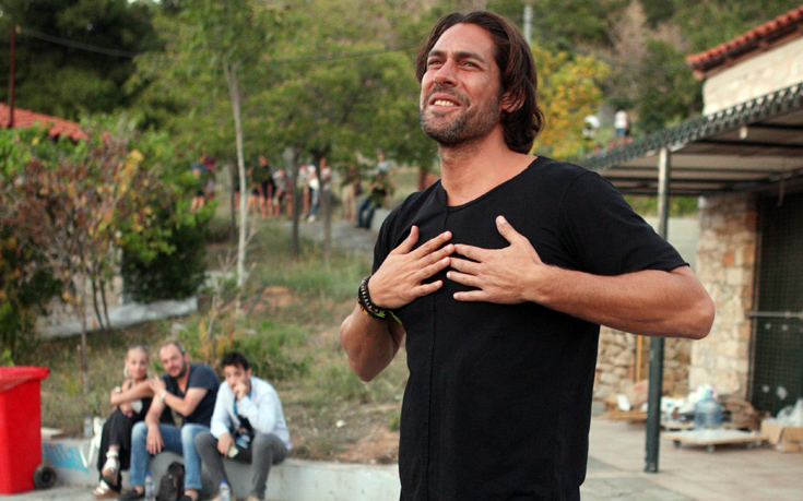 Ο Γιάννης Σπαλιάρας αποχαιρετά τον Χιου Χέφνερ