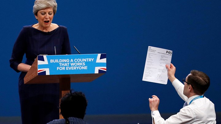 Διαδηλωτής διέκοψε την ομιλία της Μέι - ΦΩΤΟ