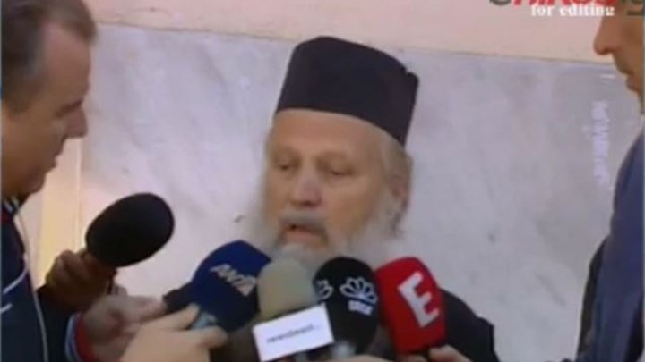 Τι αποκαλύπτει ο ιερέας που βρήκε την άτυχη εφοριακό στο νεκροταφείο