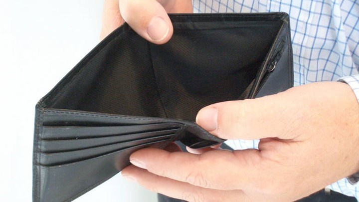 "Στενάζουν" τα ελληνικά νοικοκυριά: Κατά 36 δισ. ευρώ μειώθηκαν οι δαπάνες σε επτά χρόνια