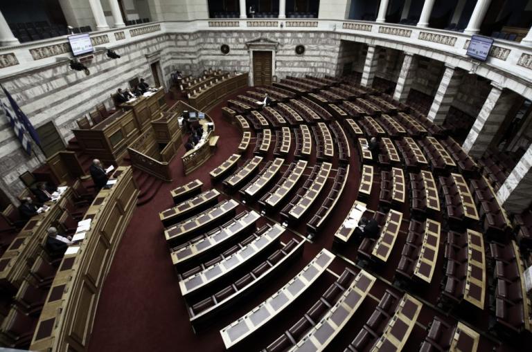 Στη Βουλή η αλλαγή φύλου - Δεν αποσύρεται η διάταξη για τα 15 χρόνια - ΔΕΙΤΕ LIVE