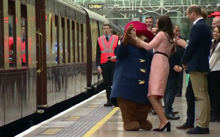 Η εγκυμονούσα Κέιτ Μίντλετον χορεύει με τον αρκούδο Paddington - ΒΙΝΤΕΟ