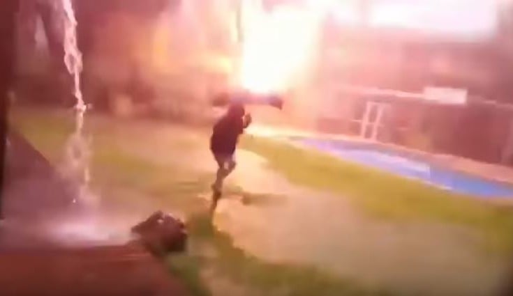 Κεραυνός έπεσε δίπλα σε 12χρονο παιδί - ΒΙΝΤΕΟ