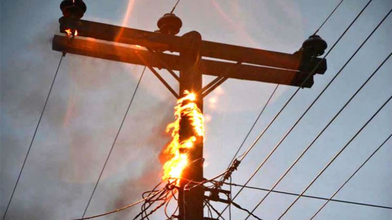 Πάτρα: "Φούντωσε" κολόνα της ΔΕΗ