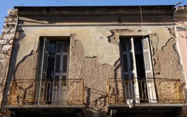 Πάτρα: Επιχείρηση κατεδάφισης ετοιμόρροπων κτηρίων στη Άνω πόλη