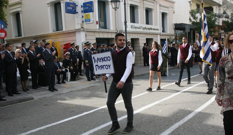Πύργος: Ποιοί ήταν οι μαθητές που γύρισαν επιδεικτικά το κεφάλι τους στους επισήμους;