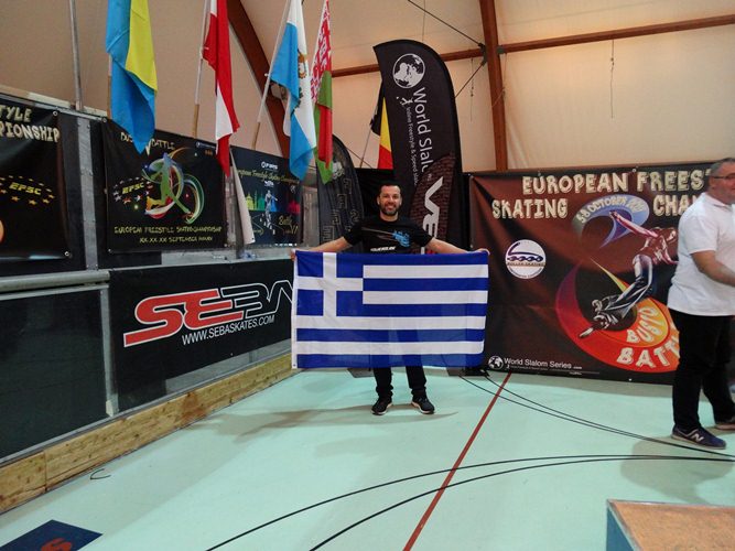 Γιώργος Καρπής: Ο Αχαιός που επιμένει να ταξιδεύει μόνος με τα πατίνια του, για να σηκώνει την Ελληνική Σημαία ψηλά! ΦΩΤΟΓΡΑΦΙΕΣ