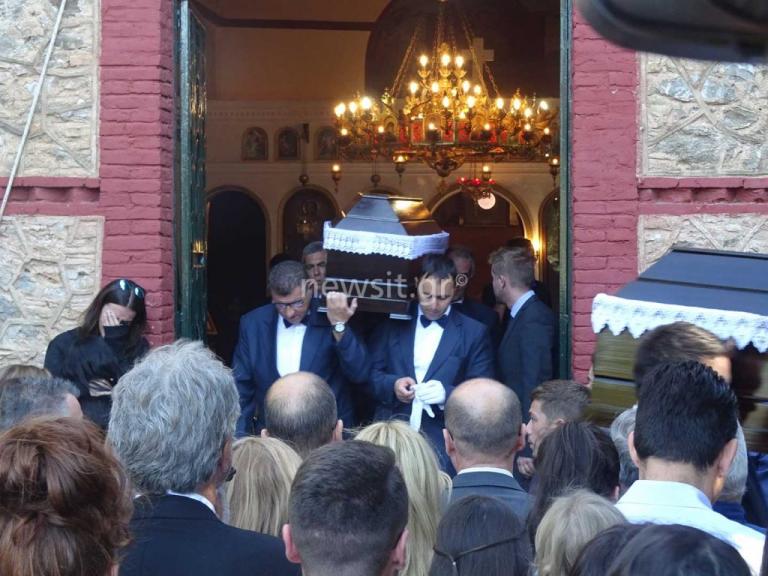 Θρήνος στο Μαρκόπουλο: Κηδεύτηκαν μαζί μάνα και κόρη - ΔΕΙΤΕ ΦΩΤΟ και ΒΙΝΤΕΟ