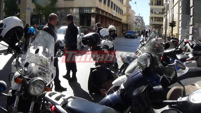 Σύλληψη νεαρού μέρα μεσημέρι στο κέντρο της Πάτρας - Έκλεβε ότι έβρισκε μπροστά του - ΒΙΝΤΕΟ