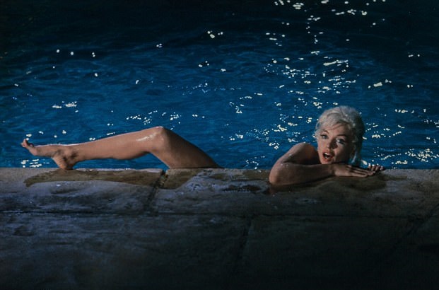 Γυμνή στην πισίνα της η Μονρόε - Σε δημοπρασία σπάνια στιγμιότυπα - ΦΩΤΟ
