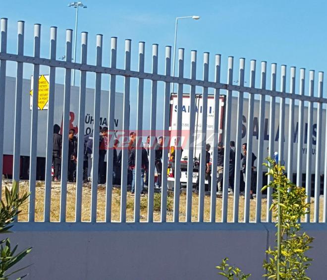 Πάτρα: Χαμός μέσα στο λιμάνι - Μεγάλος αριθμός μεταναστών γύρω από τις νταλίκες! Κίνδυνος στην Ακτή Δυμαίων - Τρέχουν ανάμεσα στα διερχόμενα αυτοκίνητα - ΦΩΤΟΓΡΑΦΙΕΣ