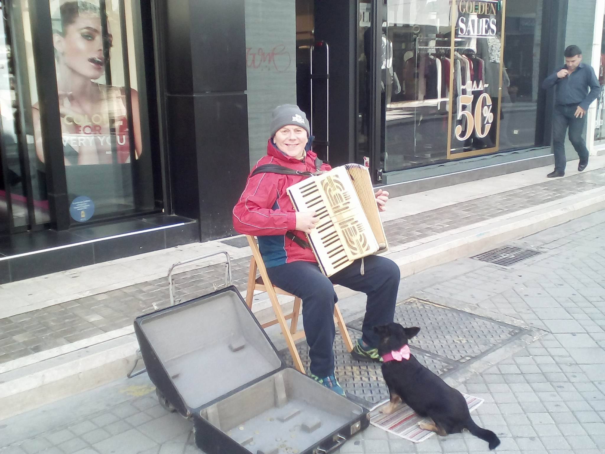 Τί απέγινε ο πιστός φίλος του πλανόδιου μουσικού που άφησε την τελευταία του πνοή; Μεγάλο το ενδιαφέρον των Πατρινών για το σκυλάκι - ΦΩΤΟ