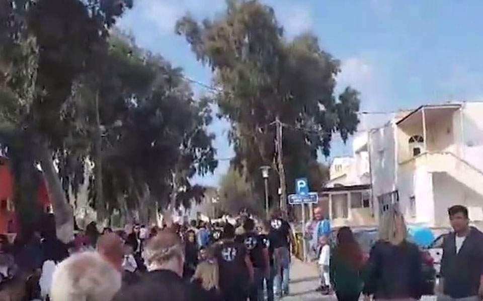 Η Χρυσή Αυγή εμπόδισε παρέλαση στη Σαντορίνη επειδή η σημαιοφόρος ήταν από την Αλβανία