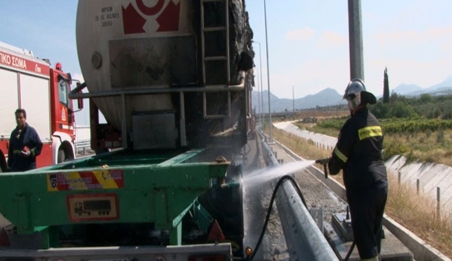 "Φούντωσε" βυτιοφόρο στην νέα εθνική οδό Κορίνθου Πατρών - Μετέφερε λιπαντέλαια, συναγερμός στην Πυροσβεστική (ΝΕΟΤΕΡΑ) - ΔΕΙΤΕ ΒΙΝΤΕΟ