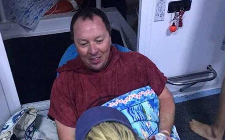 Δύτης ξέμεινε στη θάλασσα και κολύμπησε «παρέα» με έναν καρχαρία - τίγρη