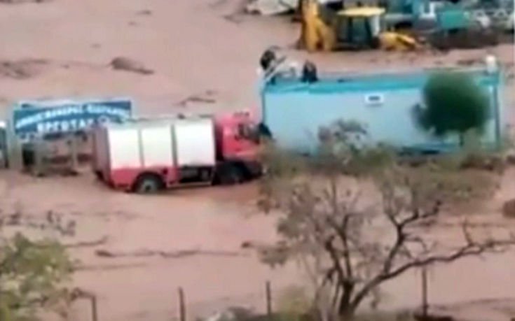 Εγκλωβίστηκαν Πυροσβέστες στη Μάνδρα