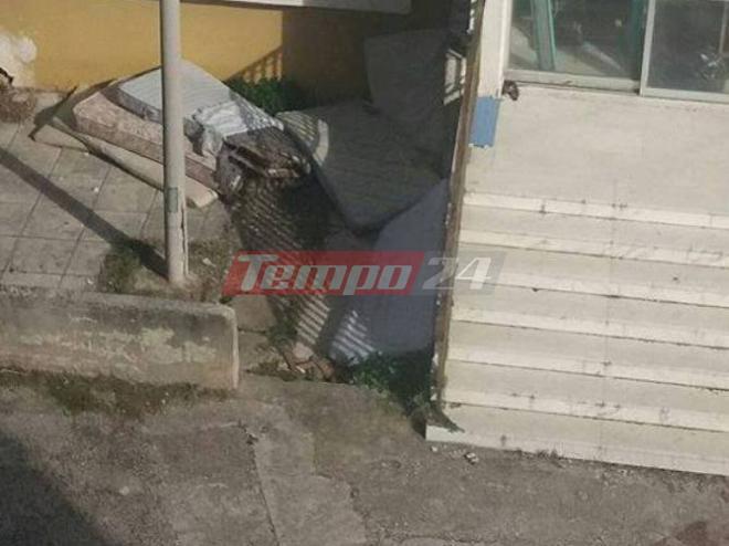 Πάτρα: Η ανακαίνιση και τα πεταμένα στρώματα στο προαύλιο Νοσοκομείου - ΦΩΤΟ