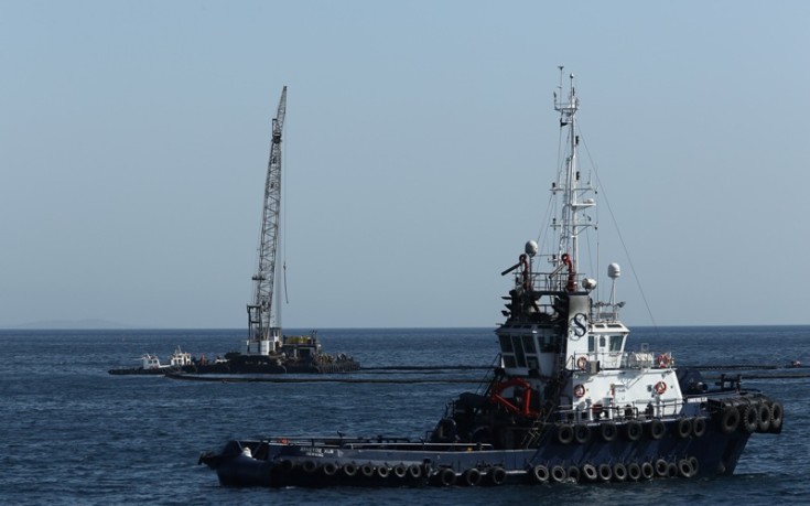 Ξεκίνησε η ανέλκυση του δεξαμενόπλοιου «Αγία Ζώνη ΙΙ»