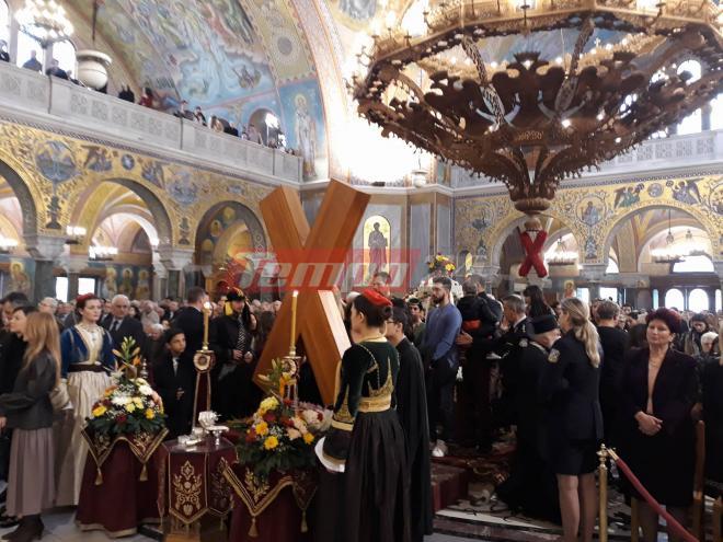 Κοσμοσυρροή για να προσκυνήσουν τον Απόστολο Ανδρέα - Χιλιάδες Πατρινοί και επισκέπτες στον πολιούχο της Πάτρας - ΔΕΙΤΕ ΦΩΤΟΓΡΑΦΙΕΣ και ΒΙΝΤΕΟ