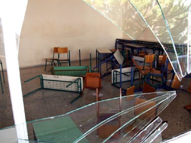 Aγρίνιο: Εβαλαν… στόχο τα παράθυρα στο Γυμνάσιο Αγίου Κωνσταντίνου