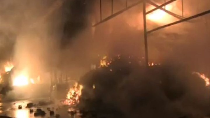 ΕΚΤΑΚΤΟ: Μεγάλη φωτιά σε αποθήκη χαρτικών στο Μενίδι - Ένας τραυματίας - ΒΙΝΤΕΟ