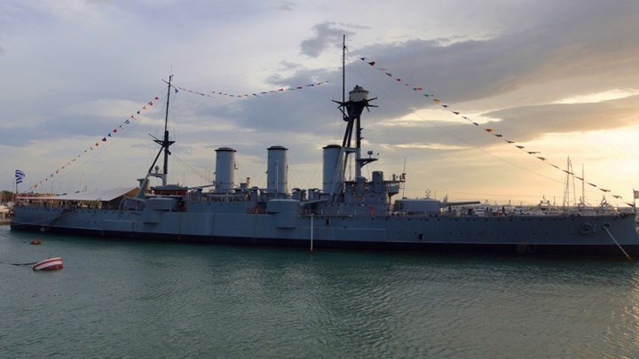 Μέλος του πληρώματος του Αβέρωφ έσωσε άνδρα που έπεσε στη θάλασσα